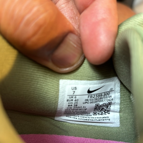 New Nike Men (7) Women (8.5) - Picture 6 of 6